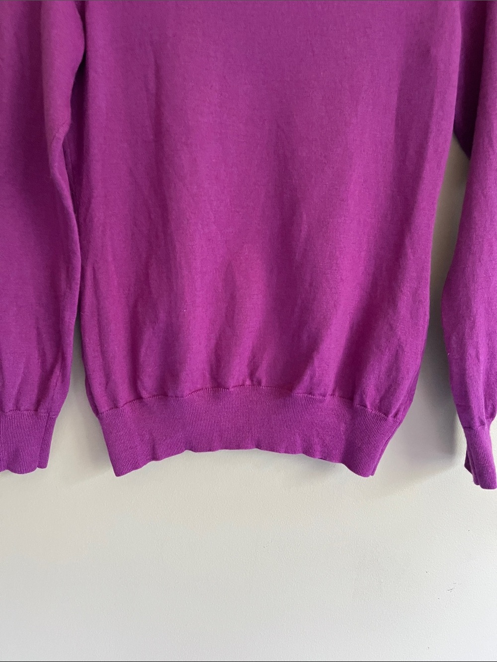 Banana Republic 100% Fine Merino Wool V-Neck Purple/ Magenta Sweater size medium - Picture 10 of 14